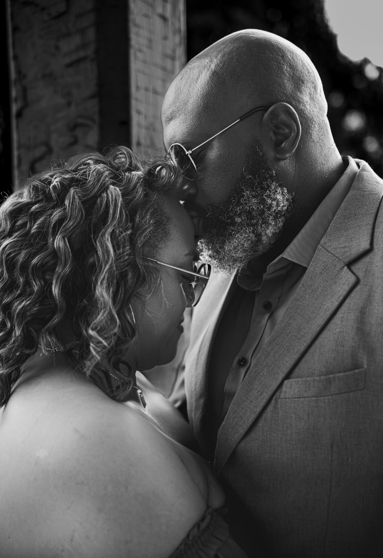 Black and white portrait of the couple forehead to forehead